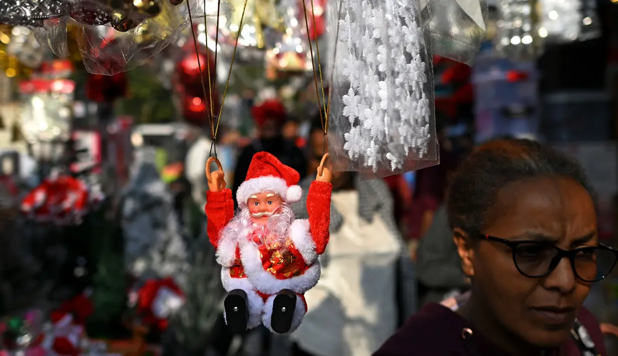 Beragam hiasan pernak-pernik Natal memenuhi salah satu toko di New Delhi. (Sajjad HUSSAIN/AFP)
