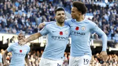 Pemain Manchester City, Leroy Sane, merayakan gol yang dicetak Sergio Aguero ke gawang Arsenal pada laga Premier League di Stadion Ettihad, Manchester, Minggu (5/11/2017). City menang 3-1 atas Arsenal. (AP/Martin Rickett)