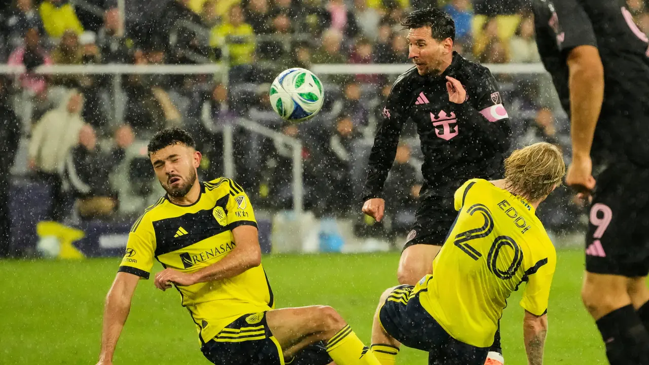 Bintang Inter Miami Lionel Messi (tengah), diadang dua pemain Nashville di laga kedua ronde pertama playoff MLS Eastern Conference di Geodis Park, Minggu (02/11/2025). (AP Photo/George Walker IV)