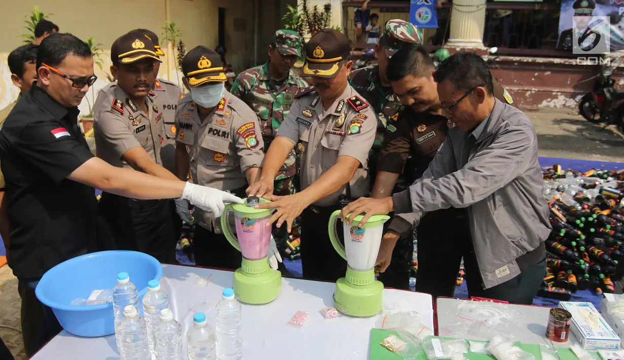 Petugas memblender barang bukti narkoba di halaman Polsek Palmerah, Jakarta Barat, Senin (14/5). Pemusnahan dilakukan untuk menciptakan suasana kondusif menjelang bulan suci Ramadan. (Liputan6.com/Arya Manggala)
