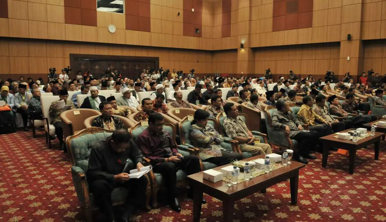 Sejumlah ormas Islam hadir dalam pertemuan guna merespon bahaya radikalisme Ideologi Islamic State of Iraq and Syria (ISIS) di kantor Kementerian Agama RI di Jakarta, (9/8/2014). (Liputan6.com/Johan Tallo)
