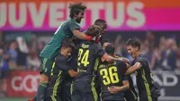 Pemain Juventus berselebrasi setelah bek Mattia De Sciglio berhasil mencetak gol kelima saat adu penalti melawan MLS All-Stars selama MLS All-Star Game 2018 di Mercedes-Benz Stadion, Atlanta, Georgia (1/8). Juventus menang 5-3. (AFP Photo/Kevin C. Cox)