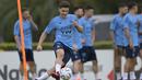 Penyerang Argentina Julian Alvarez mengoper bola saat sesi latihan menjelang pertandingan persahabatan melawan timnas Panama dan timnas Curacao, di Ezeiza, Buenos Aires, Rabu (22/3/2023). (Photo by JUAN MABROMATA / AFP)