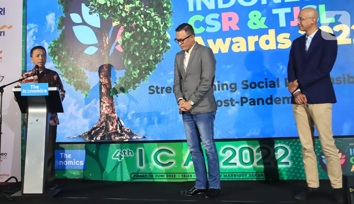Direktur Kepatuhan SDM dan Manajemen Risiko Askrindo Kun Wahyu Wardana (kiri) memberikan sambutan usai menerima penghargaan Indonesia CSR & TJSL Award 2022 Kategori Insurance Sector Industry 2022 di Jakarta. Indonesia CSR & TJSL Award merupakan bentuk apresiasi yang diberikan kepada perusahaan-perusahaan Indonesia yang telah melakukan kegiatan CSR sepanjang tahun 2021. (Liputan6.com/HO/Askrindo)