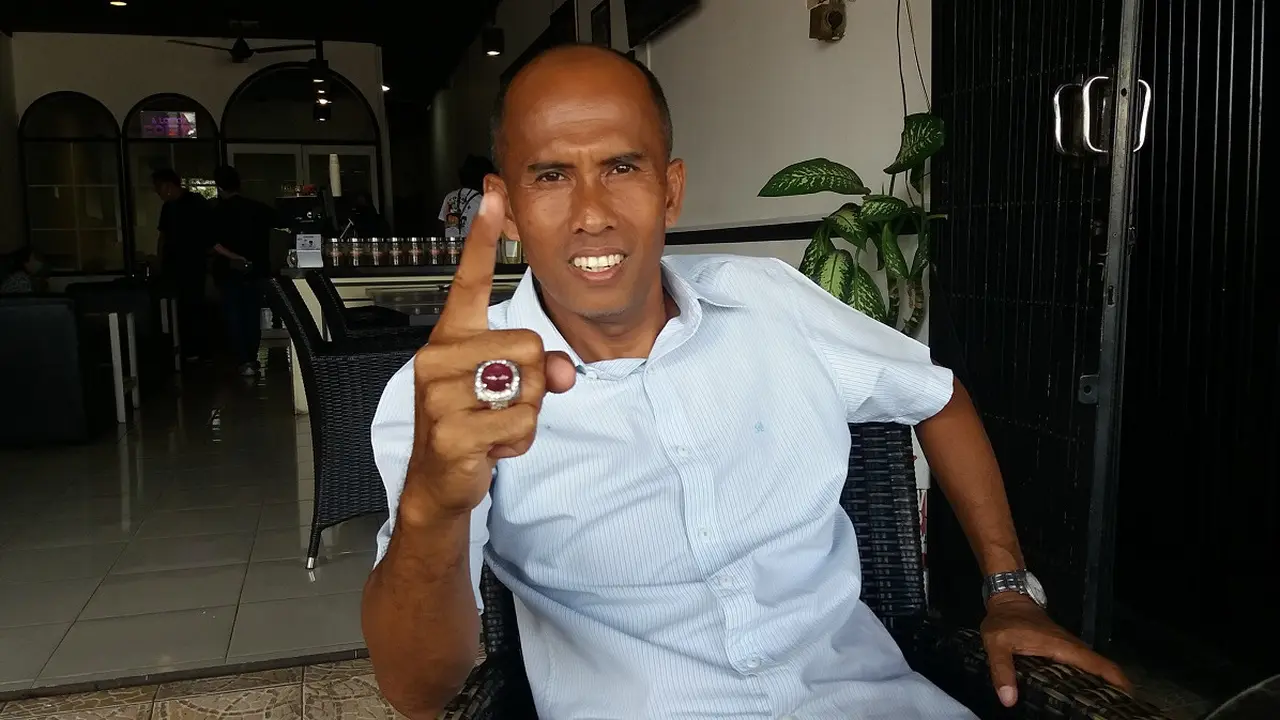 Ketua Sorot Indonesia melayangkan mosi tidak percaya kepada Kejati Sulsel karena menghentikan penyelidikan dugaan korupsi lingkup PDAM Makassar karena alasan pilkada serentak (Liputan6.com/ Eka Hakim)