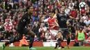 Penyerang Arsenal, Alexis Sanchez, mengirim umpan ke pertahanan Southampton. Bermain di kandang, Arsenal lebih menguasai jalannya laga dengan penguasaan bola 55 persen. (Reuters/Dylan Martinez)