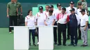 Presiden Jokowi menandatangani prasasti peresmian lapangan tenis indoor dan outdoor Senayan di Jakarta, Sabtu (3/2). Jokowi yang mengenakan baju Polo putih menandatangani prastasti ditemani sejumlah Menteri dan pejabat publik. (Liputan6.com/Angga Yuniar)