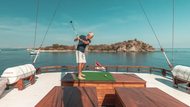 Jelajahi Taman Nasional Komodo dan Raja Ampat Naik Kapal Pinisi Mewah