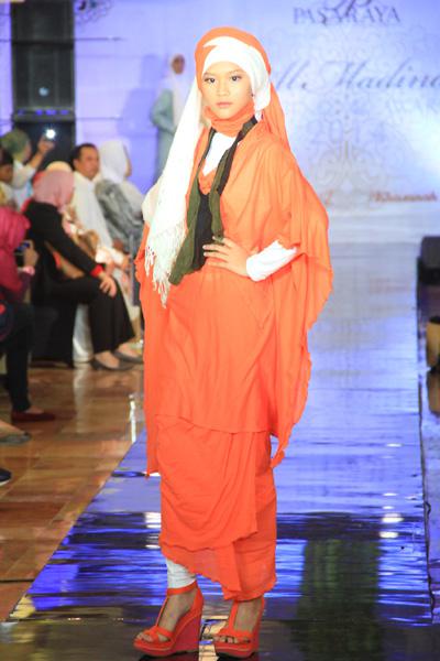 Busana hasil karya Corrie saat Fashion Show Al Madina | copyright vemale.com