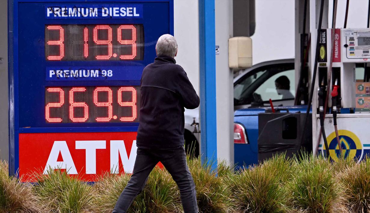 Harga bahan bakar ditampilkan di sebuah Stasiun Pengisian Bahan Bakar Umum (SPBU) di pinggiran kota Melbourne, Williamstown, Australia, pada Kamis 26 Maret 2026. Harga minyak dunia kembali merangkak naik. (William WEST/AFP)
