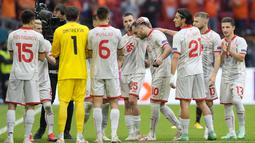 Sebelum pertandingan usai, Goran Pandev yang digantikan pemain lain mendapatkan Guard of Honour dari sejumlah pemain Makedonia Utara dipinggir lapangan. Pandev memang layak ia terima atas kariernya yang luar biasa bersama timnas. (Foto: AFP/Pool/Peter Dejong)