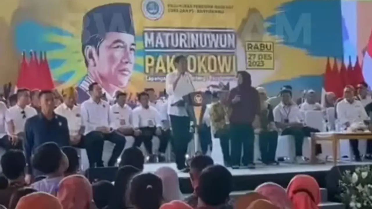 Momen Presiden Jokowi (baju putih) memberikan pertanyaan pada warga penerima TORA di Lapangan Maron Genteng Banyuwangi (Istimewa)