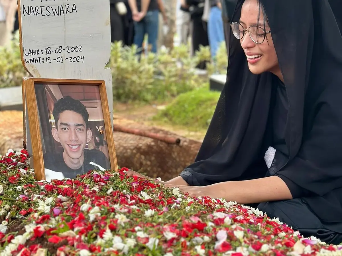 Putri Dede Yusuf Nangis di Makam Kekasih yang Baru Meninggal Sambil Peluk  Pusara, Deretan Seleb Muda Banyak yang Ikut Rasakan Duka - ShowBiz  Liputan6.com