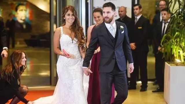 Bintang Barcelona, Lionel Messi berjalan di karpet merah bersama sang istri, Antonella Roccuzzo, usai menikah di Rosario, Santa Fe, Argentina (30/6/2017).