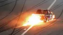 Mobil truk Jennifer Jo Cobb terbakar setelah mengalami kecelakaan dalam perlombaan balap Nascar Truck Series di Daytona International Speedway di Daytona Beach (16/2). (AP Photo/Darryl Graham)