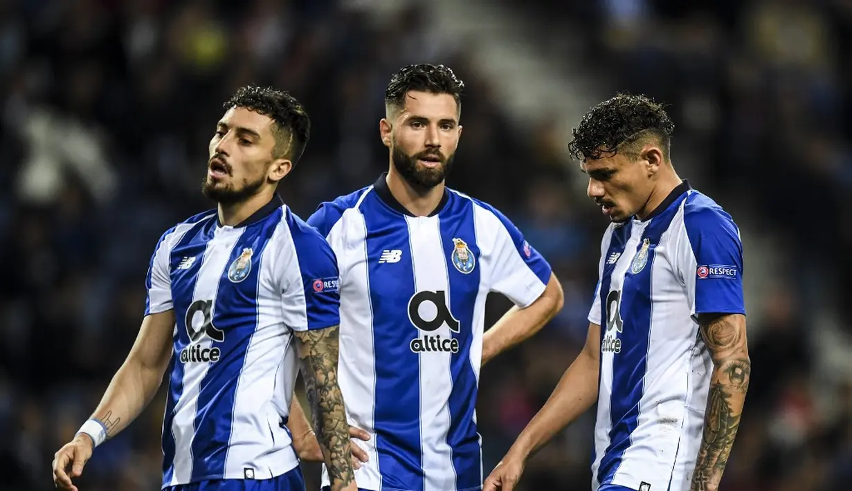 Ekspresi pemain Porto usai tunduk di kandang sendiri pada leg kedua babak perempat final Liga Champions yang berlangsung di Stadion do Dragao, Porto, Kamis (17/4). Liverpool menang 4-1 atas Porto. (AFP/Paul Ellis)