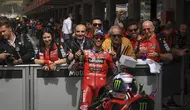 Pembalap Ducati Lenovo, Enea Bastianini, berhasil meraih posisi start terdepan pada MotoGP Portugal 2024, setelah mencatatkan waktu tercepat dalam kualifikasi&nbsp;di Algarve International Circuit, Portimao, Sabtu (23/2/204) sore WIB. (AFP/PATRICIA DE MELO MOREIRA)