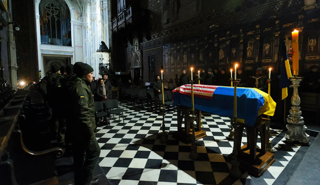 Tentara Ukraina menghadiri upacara perpisahan untuk warga negara Amerika Serikat Daniel W. Swift di Lviv, Ukraina, 31 Januari 2023. Seorang mantan Navy SEAL AS yang disersi pada 2019 tewas pekan lalu di Ukraina dalam pertempuran dengan tentara Rusia. (AP Photo/Mateusz Nowak)