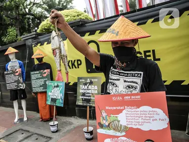 Massa yang tergabung dalam koalisi rakyat untuk keadilan perikanan (Kiara) menggelar aksi di depan Gedung Kementerian Kelautan dan Perikanan, Jakarta, Senin (13/7/2020). (Liputan6.com/Faizal Fanani)