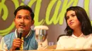 Aktor Tanta Ginting bersama aktris Ayushita menyampaikan keterangan seusai nonton bareng film Bid'ah Cinta di bioskop XXI Plaza Indonesia, Jakarta, Sabtu (25/3). (Liputan6.com/Immanuel Antonius)