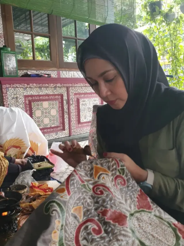 Potret Dina Lorenza sedang belajar membatik (Sumber: Instagram/dinalorenza1975)