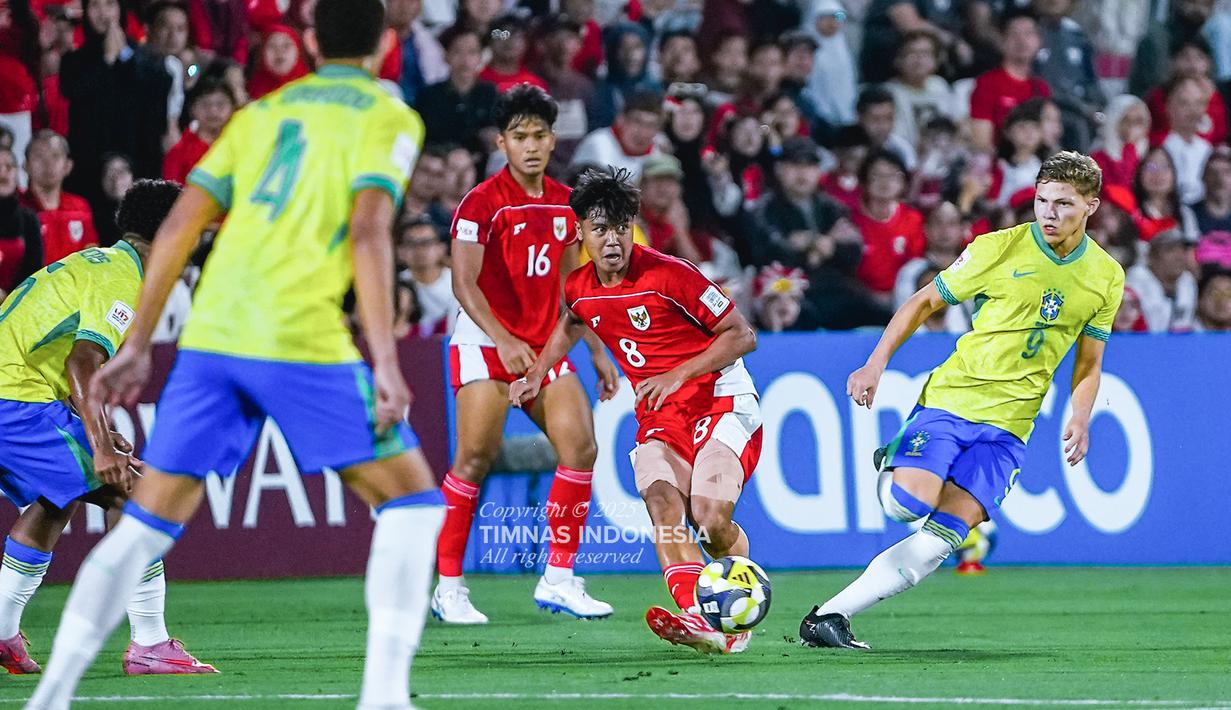 Timnas Indonesia U-17 harus mengakui keunggulan Brasil U-17 dalam laga kedua Grup H Piala Dunia U-17 2025. Bertanding di Lapangan 7 Aspire Zone, Doha, Jumat (7/11/2025) malam WIB. (Dok. PSSI)