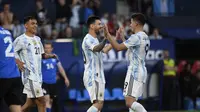 Penyerang Timnas Argentina, Lionel Messi (dua dari kanan) berselebrasi setelah menjebol gawang Estonia pada laga uji coba Stadion El Sadar, Pamplona, Senin (6/6/2022) dini hari WIB. (AFP/Ander Gillenea)