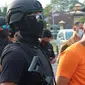 Kompol YC (masker hitam), oknum polisi mengkonsumsi sabu dalam mobil yang videonya viral. (Liputan6.com/M Syukur)