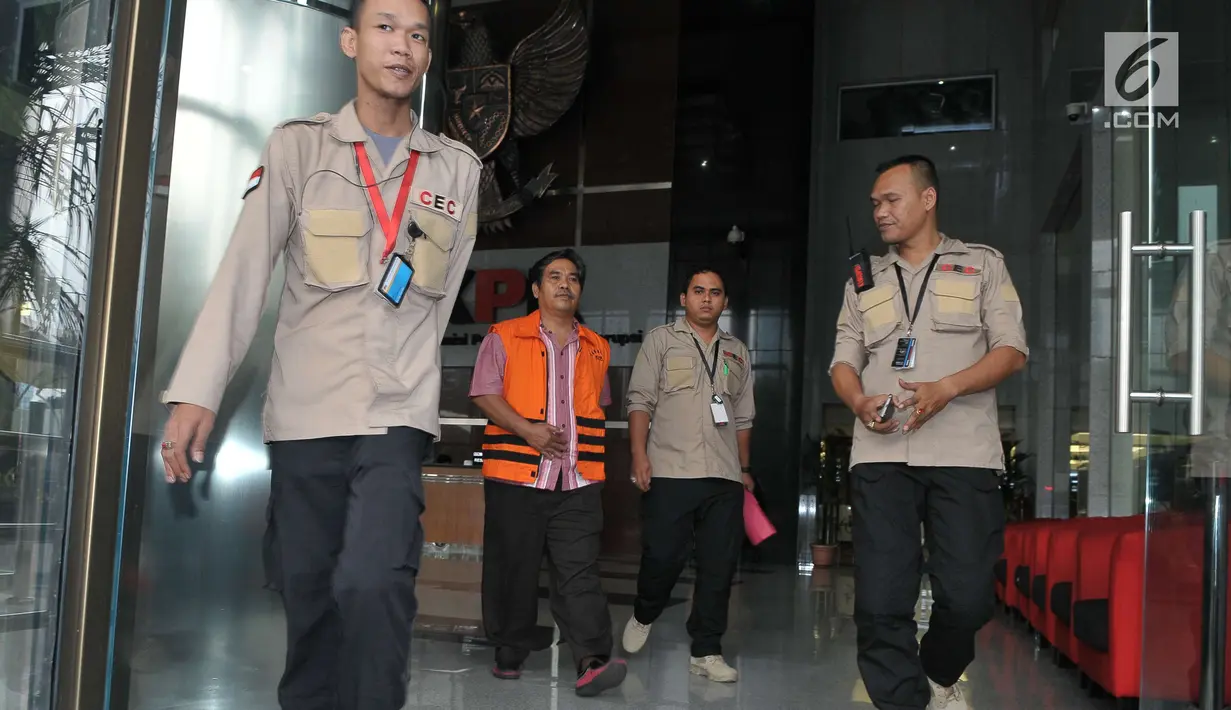 Ketua DPRD Kota Mojokerto Purnomo berjalan keluar seusai menjalani pemeriksaan di gedung KPK, Jakarta, Rabu (12/7). Purnomo menjalani pemeriksaan terkait kasus suap pengalihan anggaran pada Dinas PUPR Kota Mojokerto tahun 2017. (Liputan6.com/Helmi Afandi)