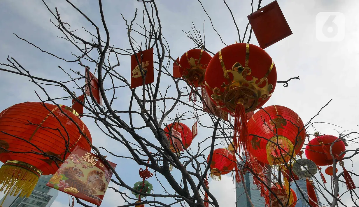 Ornamen dengan nuansa Imlek menghiasi kawasan Bundaran HI, Jakarta, Sabtu (29/1/2022). Ornamen yang didominasi warna merah dan emas ini dipasang dalam rangka menyambut perayaan Tahun Baru Imlek 2573, yang jatuh pada 1 Februari mendatang. (Liputan6.com/Herman Zakharia)