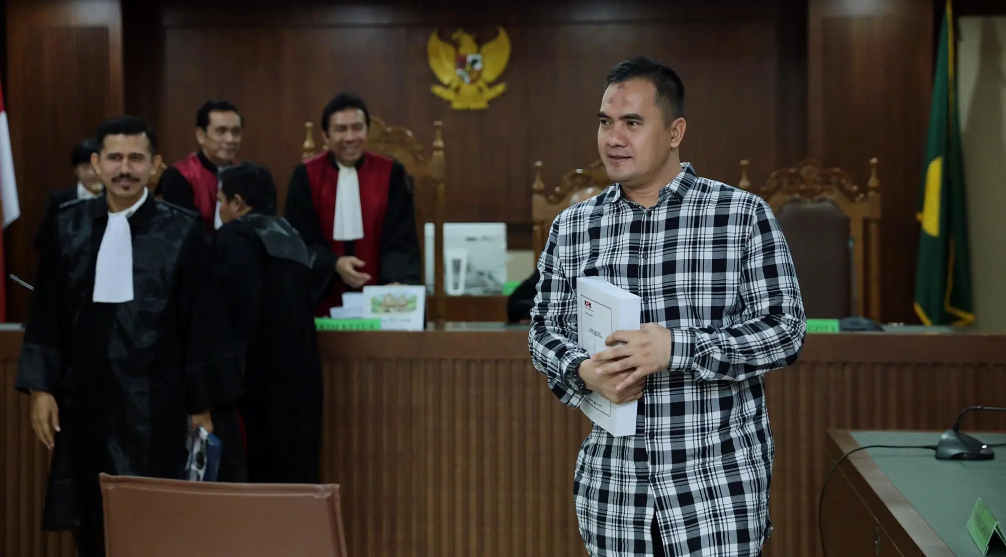 Dalam sidang yang berlangsung di Pengadilan Tipikor Jakarta, mantan suami Dewi Perssik itu dituntut 4 tahun penjara. Selain itu, terpidana kasus pencabulan itu juga di tuntut membayar Rp 100 juta subsider 6 bulan kurungan. (Deki Prayoga/Bintang.com)