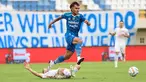 Pemain Persib Bandung, Rezaldi Hehanusa, melewati pemain Persija Jakarta, Maciej Gajos, pada laga pekan ke-28 Liga 1 2023/2024 di Stadion Si Jalak Harupat, Bandung, Sabtu (9/3/2024). (Bola.com/M Iqbal Ichsan)