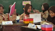 Siswa-siswi SDN 05 dan 07 Cipinang Melayu Kecamatan Makasar, Jakarta terlihat antusias mengikuti rangkaian uji coba atau simulasi program makan siang gratis. (merdeka.com/Imam Buhori)