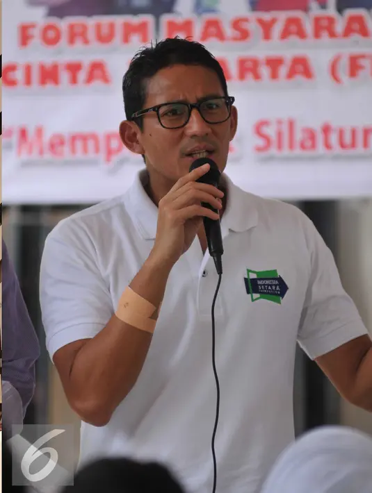 Bakal calon Gubernur DKI Jakarta Sandiaga Uno menyapa warga Pasar Johar Jakarta, Minggu (24/4/2016). Sandiaga Uno mendengarkan berbagai macam aspirasi dari sejumlah warga di kawasan tersebut. (Liputan6.com/Gempur M Surya)