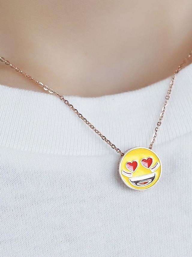 Perhiasaan dengan karakter emoji bernuasa Kemerdekaan/dok. UBS Gold