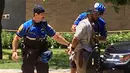 Kepolisian Austin mengamankan seorang pria terduga pelaku penusukan massal di University of Texas, Amerika Serikat (AS), Senin (1/5). Satu orang tewas dan tiga lainnya mengalami luka serius dalam insiden penusukan tersebut. (Ray Arredondo via AP)