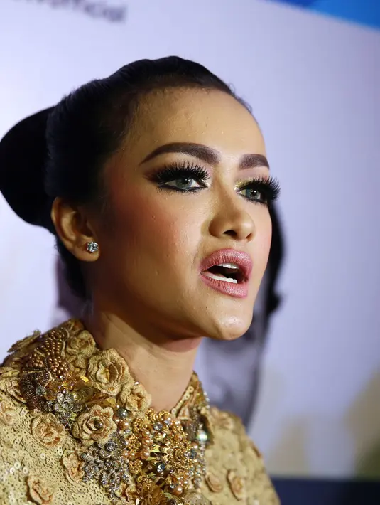 'Ayu tetap baik, dan sampai saat ini Ayu juga masih cinta Shaheer. Secara hati kasihan Ayu, karena dia cinta banget sama Shaheer. Tapi cewek sebaik Ayu disia-siakan,' tutur pelantun 'Aku Mah Gitu Orangnya'. (Deki Prayoga/Bintang.com)