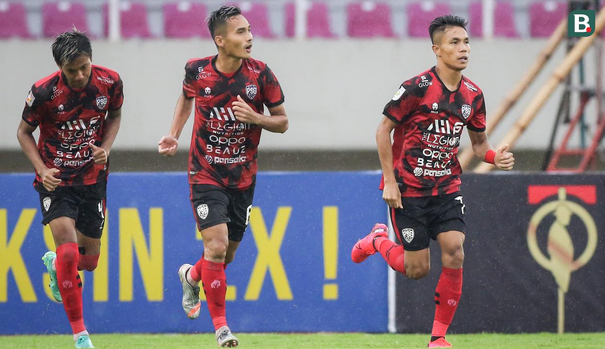 Para pemain PSG Pati merayakan gol ke gawang Hizbul Wathan FC yang dicetak Dadang Apridianto (kanan) dalam laga matchday ke-10 Grup C Liga 2 2021/2022 di Stadion Manahan, Solo, Selasa (30/11/2021). (Bola.com/Bagaskara Lazuardi)