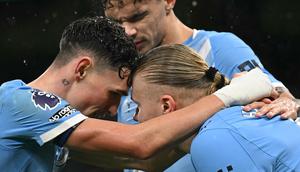 Striker Manchester City, Erling Haaland (kanan) merayakan gol ketiga timnya bersama Phil Foden dan Nico O’Reilly dalam pertandingan sepak bola Liga Inggris antara Manchester City dan Fulham di Stadion Etihad, Manchester, Inggris barat laut, pada 11 Februari 2026. (Paul ELLIS / AFP)