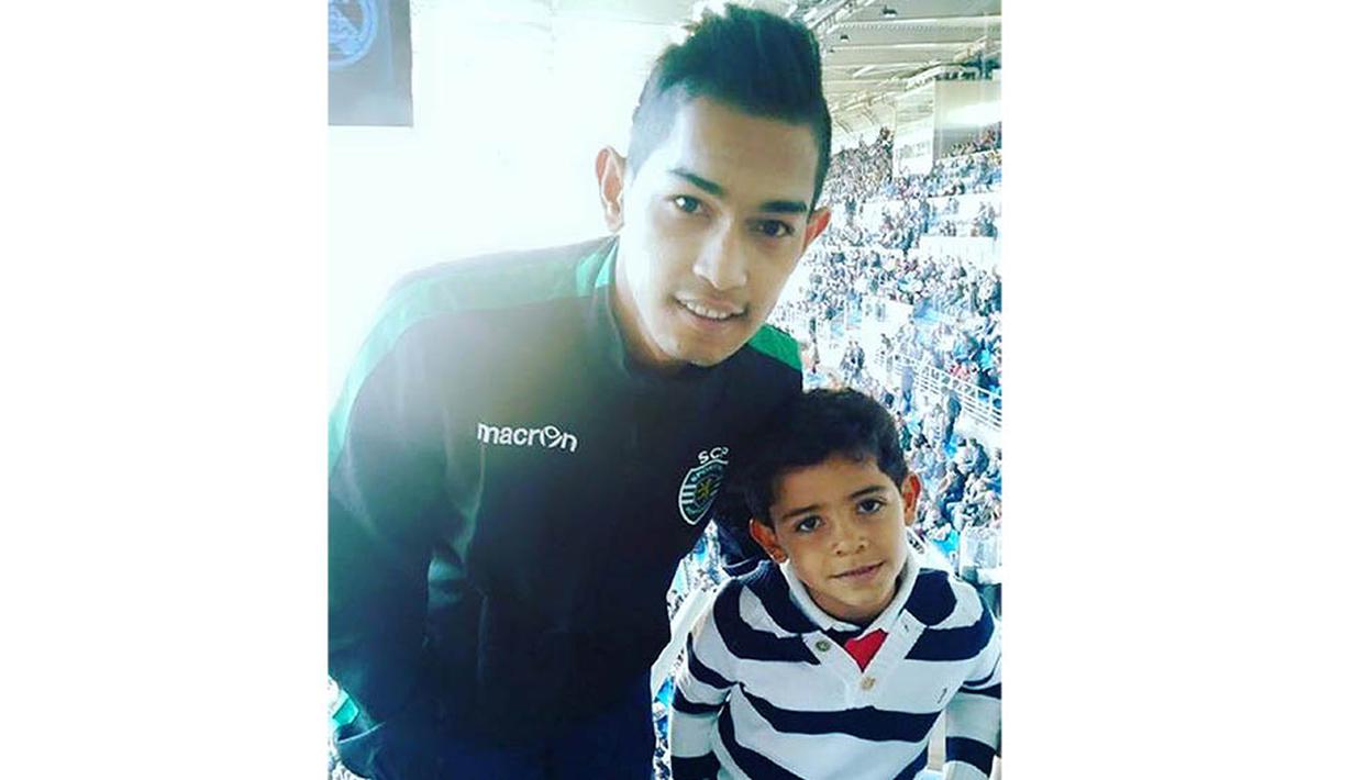 Martunis foto bersama Cristiano Ronaldo Jr. anak dari Cristiano Ronaldo saat menonton laga Real Madrid melawan Getafe di Stadion Santiago Bernabeu, Spanyol. Martunis adalah anak aceh yang diangkat anak oleh Cristiano Ronaldo. (Istimewa)