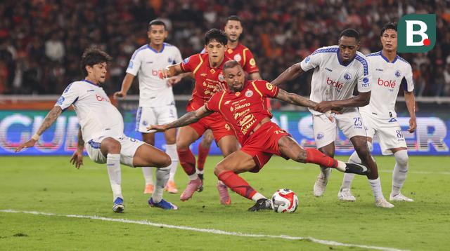 Kemelut di gawang Arema FC saat melawan Persija Jakarta bertanding pada BRI Super League pekan ke-20 yang berlangsung di Stadion Utama Gelora Bung Karno, Minggu (8/2/2026) malam WIB. (Bola.com/Abdul Aziz)