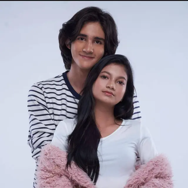 6 Gaya Pemotretan Emiliano Cortizo dan Ratu Sofya, Curi Perhatian