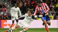 Gelandang Real Madrid, Luka Modric, saat tampil menghadapi Atletico Madrid pada laga leg kedua 16 besar Liga Champions di&nbsp;Metropolitano Stadium, Kamis (13/3/2025) dini hari WIB. Madrid pun lolos ke perempat final setelah menyingkirkan Atletico lewat adu penalti dengan skor 4-2 (agregat 2-2). (AFP/Javier Soriano)