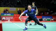 Pebulu tangkis Indonesia, Mohammad Ahsan berpasangan dengan Hendra Setiawan berusaha mengembalikan kok saat berlatih menjelang turnamen Indonesia Masters 2025 di Istora Senayan, Jakarta, Senin (20/01/2025). (Bola.com/Bagaskara Lazuardi)