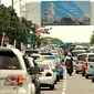 Suasana arus lalu lintas di sepanjang ruas jalan tol Bandara Soekarno Hatta, Cengkareng, Tangerang, Rabu (24/12). Meningkatnya penumpang pada Natal dan Tahun Baru tahun ini membuat kemacetan di Terminal 1 dan 2. (Liputan6.com/Faisal R Syam)