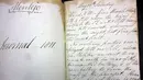 Buku harian dengan tulisan tangan, yang diduga berasal dari masa Perang Napoleon ditemukan ditumpukan buku bekas di sebuah toko buku di Hobart, Selasa (10/5). Buku itu milik seorang perwira tentara & insinyur kerajaan Inggris bernama John Squire (STR/AFP)