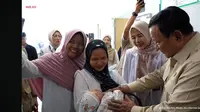 Momen Prabowo Cium Kepala Bayi Saat Kunjungi RSUD di Lampung