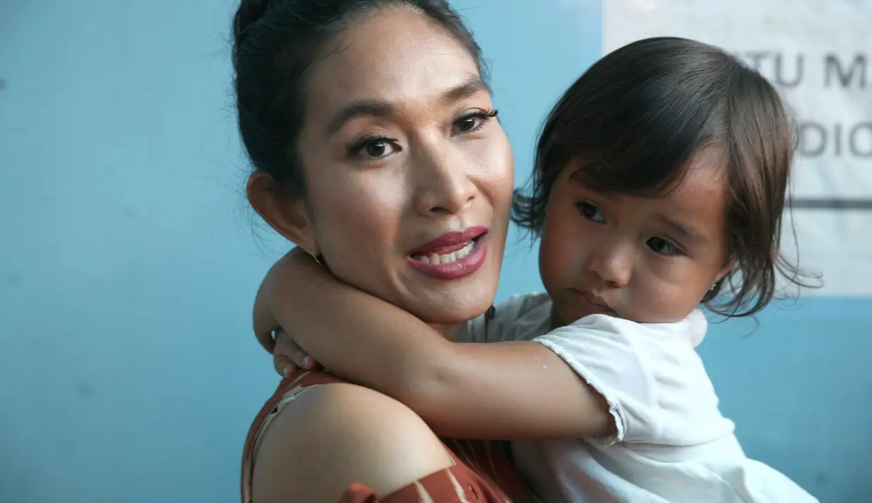 Sejak lama artis Happy Salma ingin tinggal jauh dari hinggar bingar kota besar setelah memiliki anak. Ingin dekat dengan alam. Itulah keinginan artis senior kelahiran Sukabumi Jawa Barat itu. (Nurwahyunan/Bintang.com)