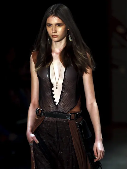 Model mengenakan busana koleksi Lilly Sarti saat Sao Paulo Fashion Week, Sao Paulo , Brasil , 25 April 2016. Sao Paulo Fashion Week  kali para model mengenakan busana yang Transparan.  (REUTERS / Paulo Whitaker)