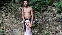 Jenny, bocah berusia lima tahun yang tengah membimbing ayah butanya untuk bekerja di perkebunan kelapa.